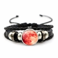 Detailansicht eines mehrlagigen Webarmbands mit rotem Mond-Glas-Cabochon-Fokuspunkt - Roter Mond Planet (JY002073-2)