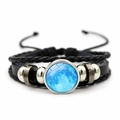 Makroansicht des geflochtenen Lederarmbands mit blauem Mondglas und Vintage-Ringen - Blauer Mond (JY002073-3)