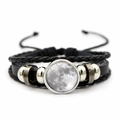 Detailansicht eines mehrlagigen Lederarmbands mit realistischem Mond-Glas-Edelstein - Graue Mondoberfläche (JY002073-4)