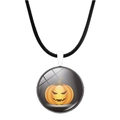 Primo piano della collana di Halloween con ciondolo in vetro zucca su cordino nero - Stile Zucca Birichina (JY002481-3)