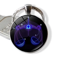 Detailansicht der silbernen Waage Sternzeichen Schlüsselanhänger mit Glas-Cabochon und Design - Waage Stil (JY002316-7Libra)