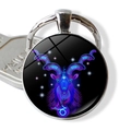 Gros plan du porte-clés zodiaque Capricorne avec des lignes néon violettes et bleues - Style Capricorne (JY002316-10Capricorn)