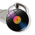 Dettaglio del portachiavi retrò a forma di disco in vinile con vivaci motivi musicali - Stile Gradiente Radiale Blu-Viola (JY002324-3)