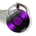 Macro del portachiavi a disco in vinile retrò con tema musicale viola e metallo - Stile Linee Musicali Viola (JY002324-4)