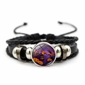 Macro detail van Halloween armband met pompoen en tovenaar silhouet op glazen edelsteen - Paarse Nacht Pompoen Heks Stijl (JY002574-5)
