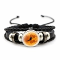 Detailopname van Halloween gelaagde armband met glazen koepel en heksensilhouet - Oranje Maan Heks Silhouet Stijl (JY002574-9)