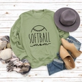 Détail du sweat vert sauge avec imprimé Softball Mom et finitions côtelées sur bois blanc - S / Sweat-shirt Vert Olive (Police Noire)