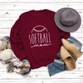 Mise à plat du sweat Softball Mom bordeaux avec accessoires d'automne sur bois - S / Sweat-shirt Bordeaux (Police Blanche)