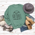 Sweat-shirt Softball Mom vert avec accessoires d'automne sur un fond en bois rustique - S / Sweat-shirt Vert Clair (Police Noire)