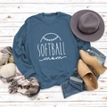 Mise à plat du sweat Softball Mom bleu marine avec accessoires d'automne sur bois blanc - S / Sweat-shirt Bleu (Police Blanche)