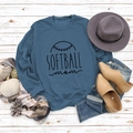 Vue à plat d'un sweat softball mom bleu avec un jean et des accessoires d'automne - S / Sweat-shirt Bleu (Police Noire)
