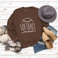 Piatto del pullover Softball Mom con stivali autunnali, sciarpa e cappello su legno - S / Felpa Caffè (Carattere Bianco)