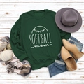 Flat lay di una felpa verde Softball Mom con accessori alla moda su legno - S / Felpa Verde Scuro (Carattere Bianco)