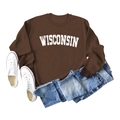 Detail des Wisconsin-Buchstabendrucks auf dunkelbraunem Rundhals-Sweatshirt mit Jeans - S / Kaffee (Weiße Schrift)
