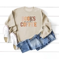 Flat lay de sweat beige Books and Coffee avec short en denim sur bois blanc - S / Sable