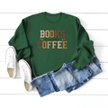 Mise à plat d'un sweat vert forêt Books and Coffee avec lettrage rétro imprimé - S / vert foncé