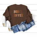 Mise à plat d'un sweat marron Books and Coffee avec jean sur fond de bois blanc - S / café