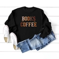 Vue à plat d'un sweat-shirt noir Books and Coffee avec un jean et des baskets blanches - S / Noir