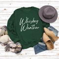 Mise à plat d'un sweat vert foncé avec texte Whiskey Weather et accessoires d'automne - S / Sweat-shirt Vert Foncé (Police Blanche)