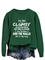 Detail eines dunkelgrünen Sweatshirts mit I'm Not Clumsy Slogan-Aufdruck - S / Dunkelgrün