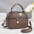 Borsa a tracolla da donna in pelle marrone con doppi ciondoli a forma di cuore - Marrone