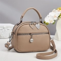 Petit sac rond bandoulière en cuir marron clair avec breloques cœur et poignée - Kaki