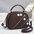 Elegante borsa a tracolla marrone scuro con trama e ciondoli per cerniera in argento - caffè