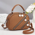 Elegante borsa a mano marrone con trama intrecciata, zip multiple e tracolla regolabile - Giallo Terra