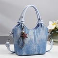 Detailansicht der hellblauen Bucket-Bag in Denim-Optik mit Knotengriff und Sternanhänger - Hellblau