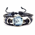 Makroaufnahme von Halloween Glas-Armband mit Mond- und Baum-Motiv auf Lederband - Mondschein Abgestorbener Baum Stil (JY002591-3)