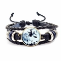 Detail von geflochtenem Halloween-Armband mit Hexen-Silhouette und Mond-Glasinglay - Silhouette Hexe Mond Fledermaus Stil (JY002591-4)