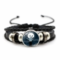 Detalle macro de pulsera trenzada multicapa con colgante de cúpula de cristal de zombie - Estilo de Cielo Nocturno de Mano de Zombi (JY002572-3)