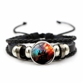 Dettaglio del bracciale Halloween in pelle intrecciata con gemma in vetro e castello - Stile Casa Stregata Castello Oscuro (JY002572-5)