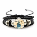 Dettaglio macro del bracciale gotico in pelle intrecciata di Halloween con cupola in vetro - Stile Pipistrello Castello Blu Grigio (JY002572-11)