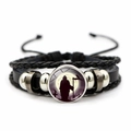 Detalle de pulsera gótica de cuero con gema de la muerte y cuerdas trenzadas ajustables - Estilo Segador bajo la luna (JY002573-1)