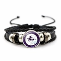 Detalle de pulsera de cuero trenzado con gema de bruja volando bajo la luna llena - Estilo Bruja montando escoba (JY002573-4)