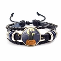 Dettaglio del bracciale in pelle intrecciata con ciondolo a tema zucca e gatto di Halloween - Stile Gatto Nero Cartoon Luna Piena (JY002585- Italian)