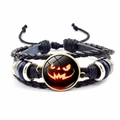 Dettaglio del cabochon con zucca di Halloween su bracciale in pelle intrecciata multistrato - Stile Lanterna di Zucca Sorridente (JY002585-8)