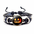Dettaglio del bracciale in pelle intrecciata con gemma di zucca di Halloween e perline - Stile Zucca Scintillante (JY002585-9)