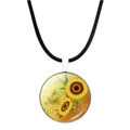 Detalle del colgante de girasol en cristal sobre un cordón de cuero negro con cierre plata - Estilo Girasol 1(JY002901-1)