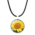 Vue détaillée du pendentif cabochon en verre tournesol avec cordon en cuir noir - Style Tournesol 5(JY002901-5)