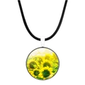Vue détaillée d'un pendentif tournesol en verre avec un collier en cordon de cuir noir - Style Tournesol 6(JY002901-6)