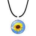 Gros plan détaillé d'un pendentif tournesol avec motif ciel bleu et cordon noir - Style Tournesol 7(JY002901-7)