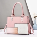Detail van roze patchwork handtas met krokodillentextuur en jacquard geweven stof - Roze