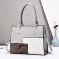 Detail der grauen PU-Leder Handtasche mit Krokodilleder-Muster und Stepp-Patchwork Design - Grau