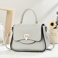 Sac à main beige élégant en cuir à grain avec boucles dorées et bandoulière réglable - Gris