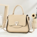 Détail du sac à main beige texture litchi avec fermoir doré et bandoulière fine - Kaki