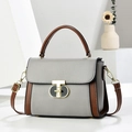 Bolso bicolor de piel granulada gris y marrón con elegante cierre metálico dorado en T - Gris