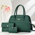 Dreiteiliges dunkelgrünes Handtaschen-Set mit Kroko- und Litschi-Prägung auf weißem Grund - 3-teiliges Set / Grün