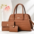 Detailliertes Set aus drei braunen Handtaschen mit Krokoprägung und Geldbörsen - 3-teiliges Set / Erdgelb